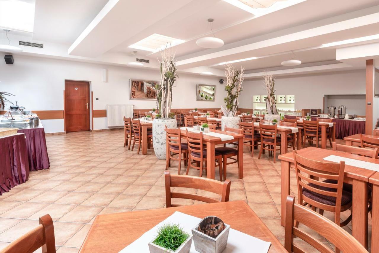 Hotel Trim 파르두비체 외부 사진